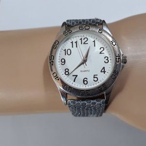 Watch Quartz with Easy to Read Large Numbers